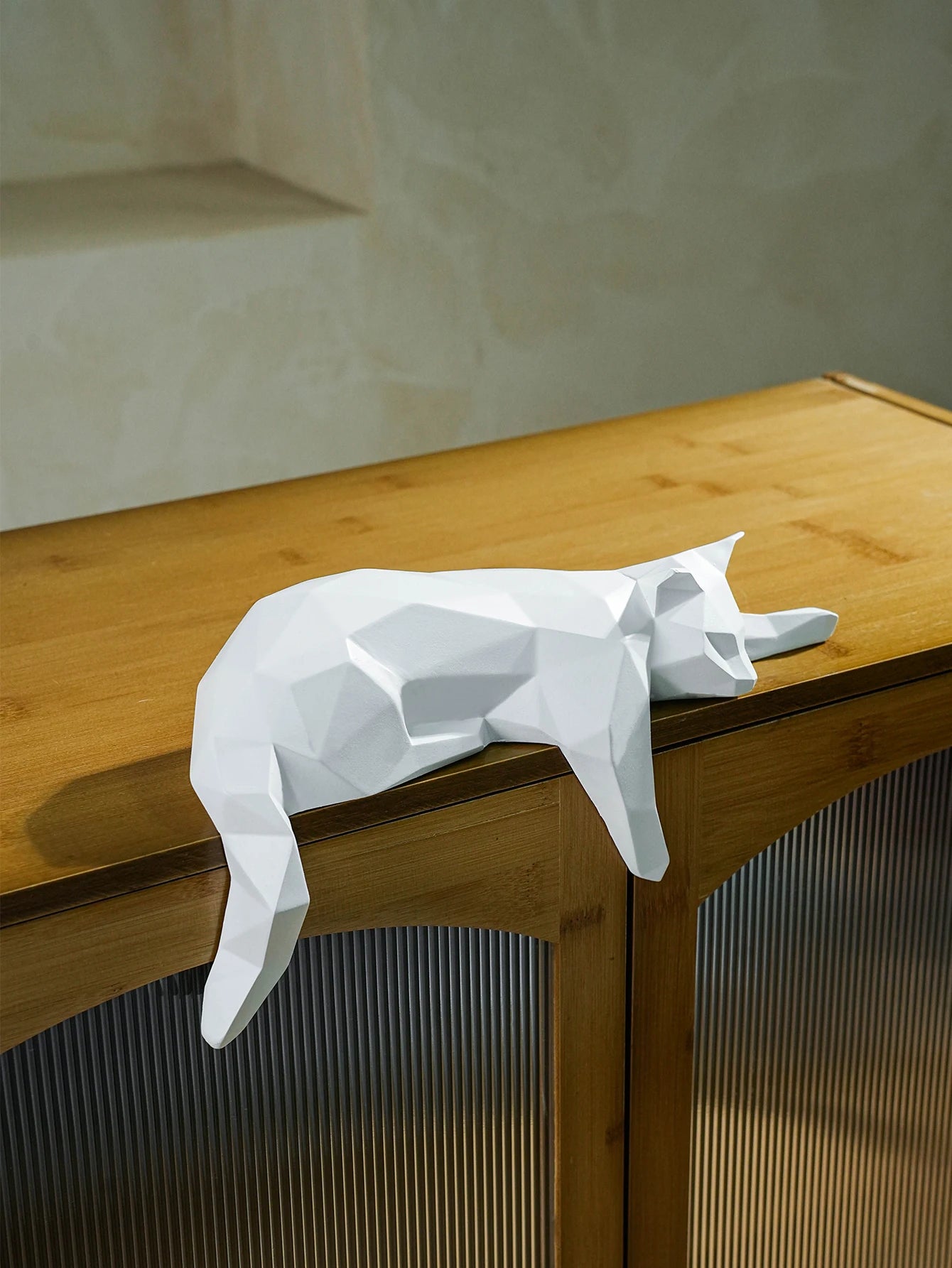 Geometric Lying Cat Resin Statue – Modern Black & White Home Décor Figurine