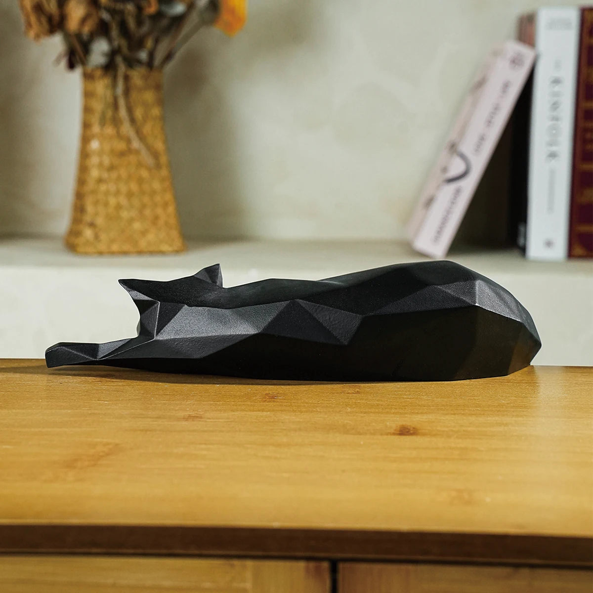 Geometric Lying Cat Resin Statue – Modern Black & White Home Décor Figurine