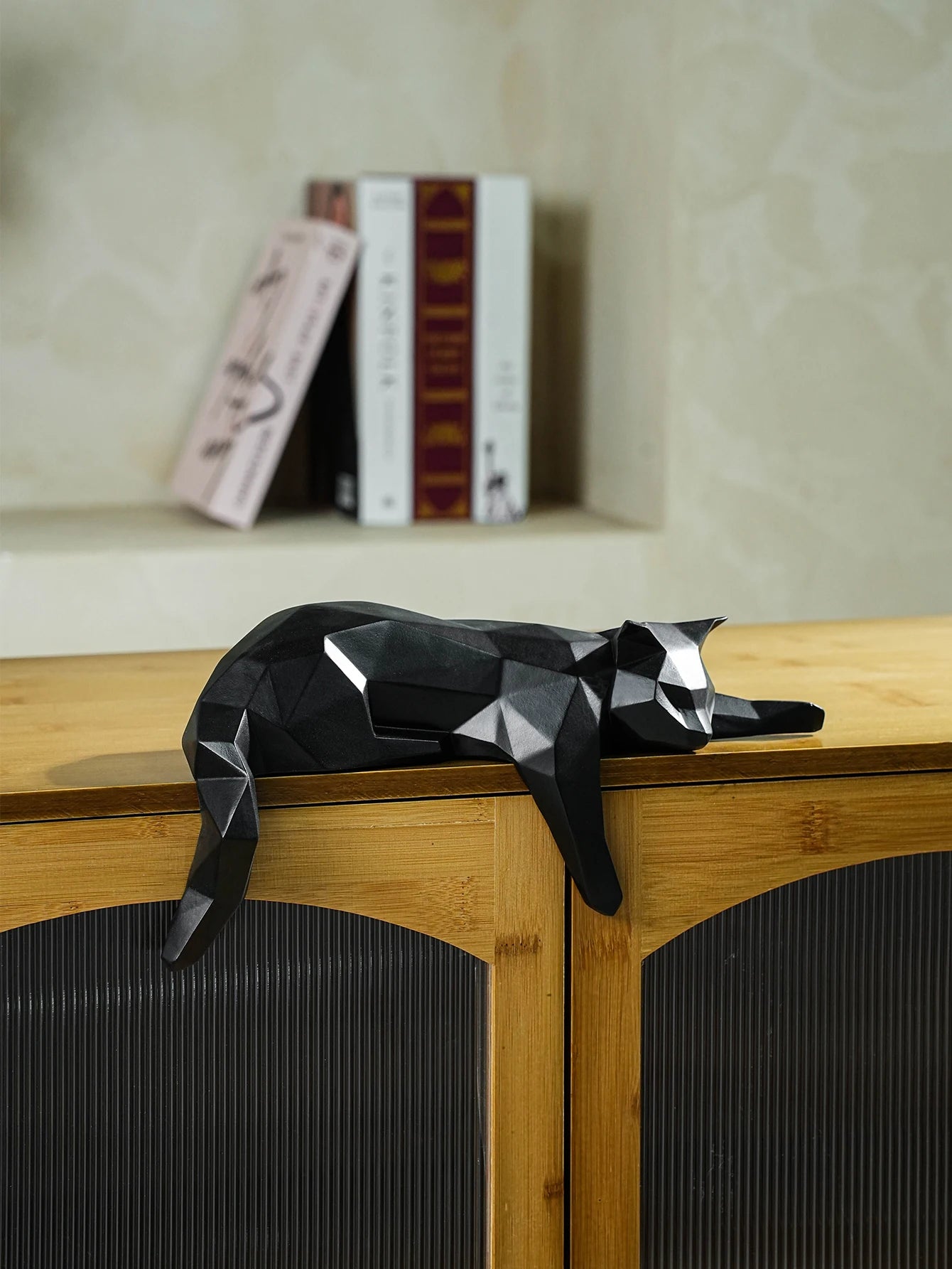 Geometric Lying Cat Resin Statue – Modern Black & White Home Décor Figurine