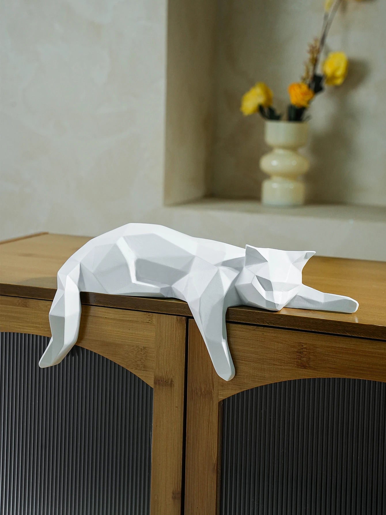 Geometric Lying Cat Resin Statue – Modern Black & White Home Décor Figurine