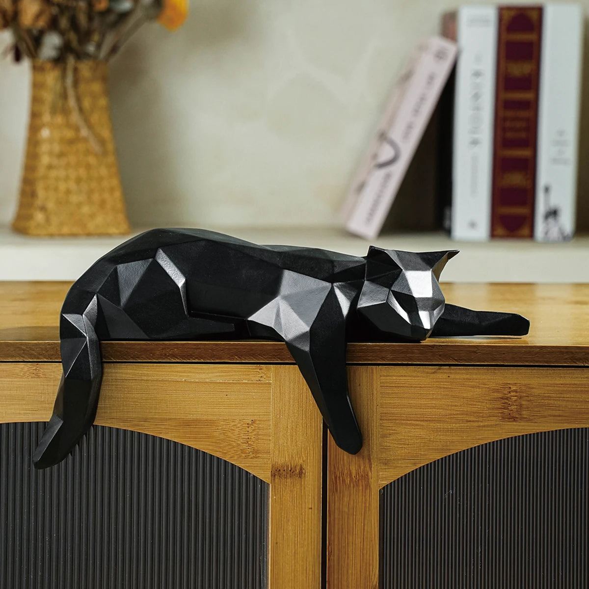 Geometric Lying Cat Resin Statue – Modern Black & White Home Décor Figurine