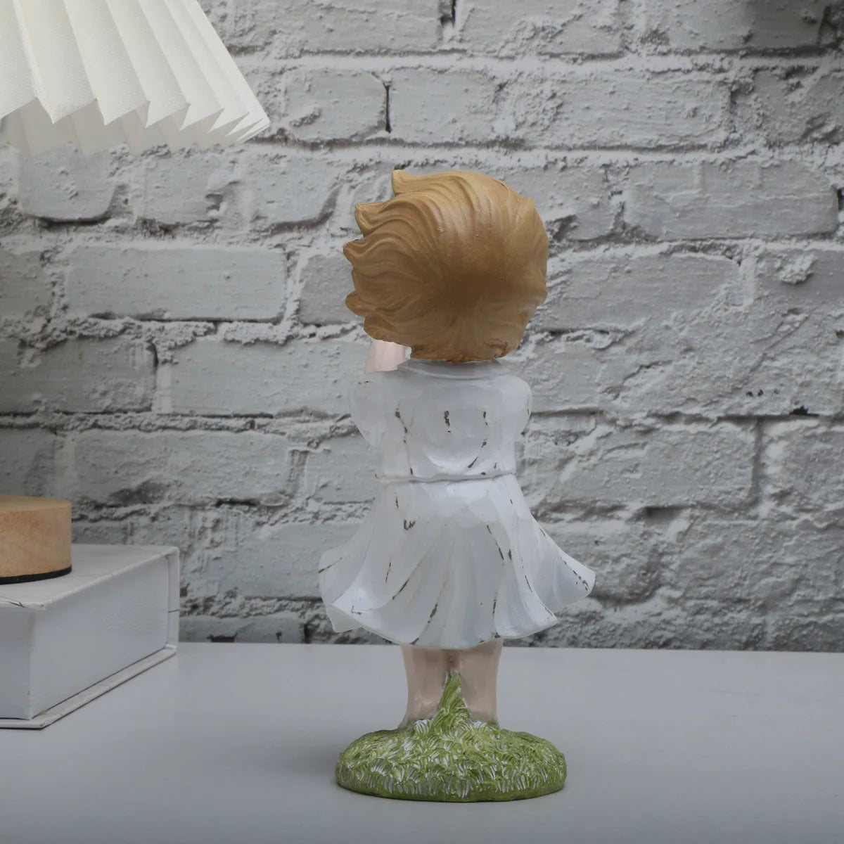 Heart Balloon Girl Sculpture – Modern Art Resin Statue Inspired Décor