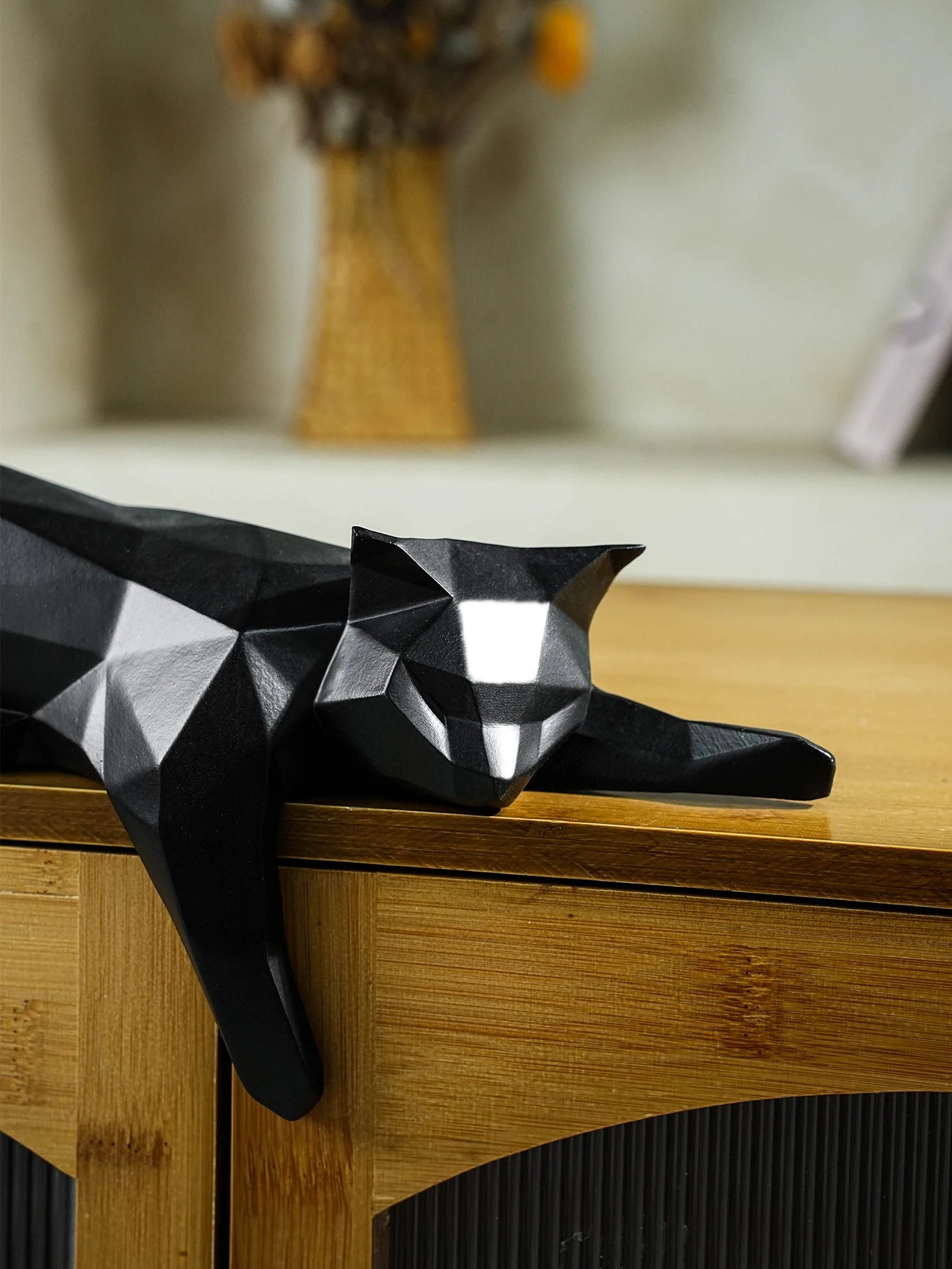 Geometric Lying Cat Resin Statue – Modern Black & White Home Décor Figurine