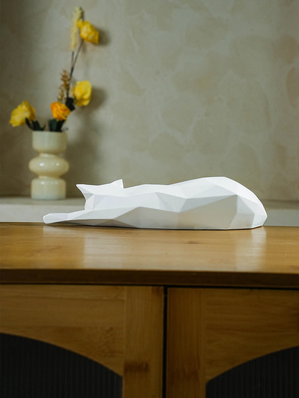 Geometric Lying Cat Resin Statue – Modern Black & White Home Décor Figurine